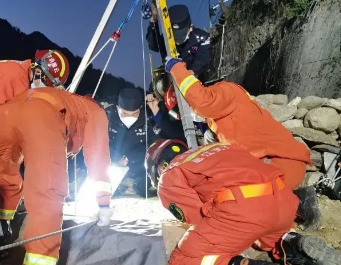 深井救援非常艱難，救援三腳架成消防隊員可靠后盾